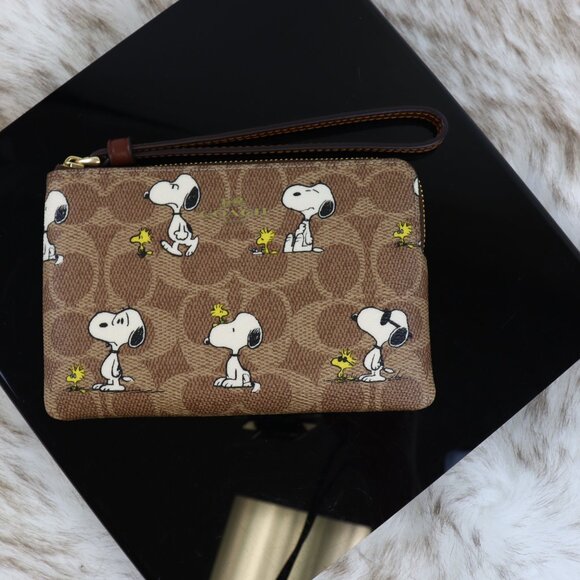 Coach x Peanuts Corner Zip Wristlet In Signature Canvas With Snoopy Print CBS82 - Picture 2 of 11
